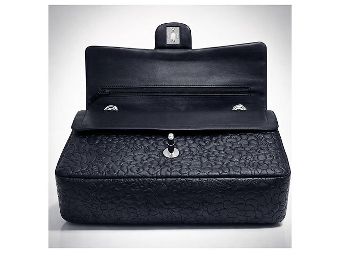 Sac Classique Intemporel Chanel Medium Double Flap en Cuir d'Agneau Noir Camélia avec Quincaillerie Argentée Bijouterie argentée - vue 7