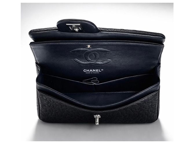 Sac Classique Intemporel Chanel Medium Double Flap en Cuir d'Agneau Noir Camélia avec Quincaillerie Argentée Bijouterie argentée - vue 8