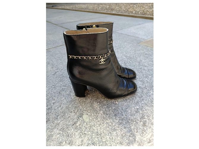 Botines Chanel de cuero negro con cadena - vista 2