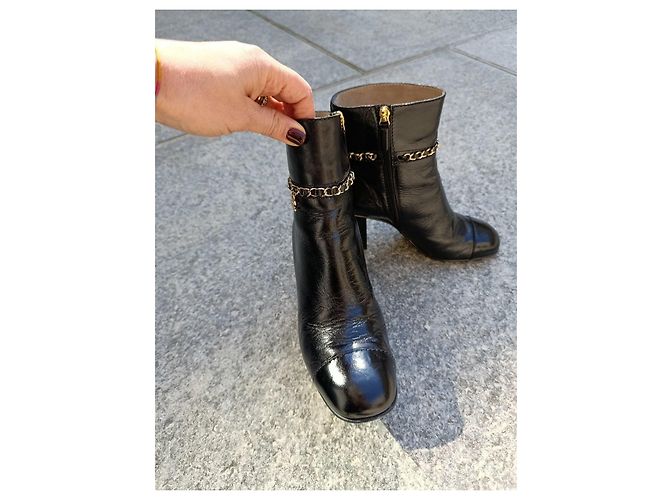 Botines Chanel de cuero negro con cadena - vista 3