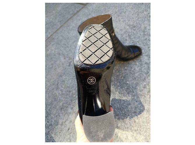Botines Chanel de cuero negro con cadena - vista 5
