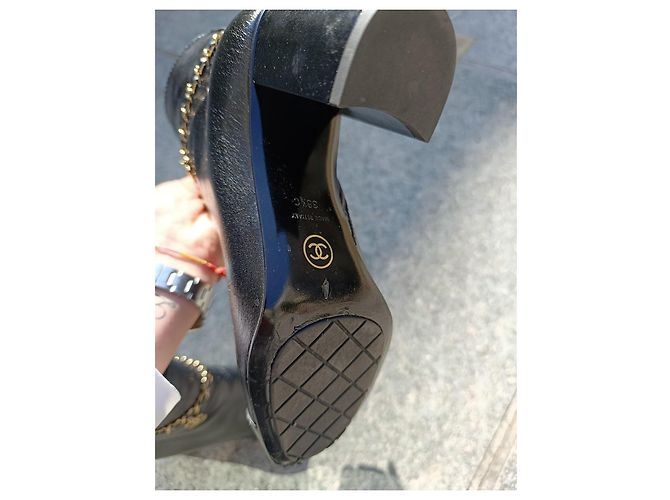 Botines Chanel de cuero negro con cadena - vista 8