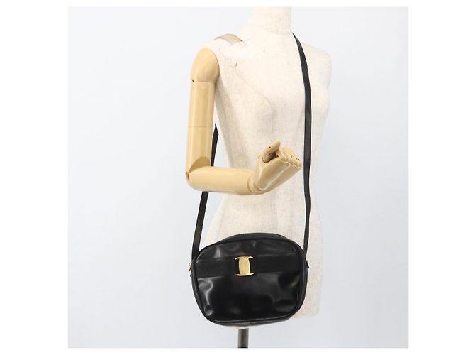 Borsa a Spalla Vala in Pelle Nera e Oro Salvatore Ferragamo Auth BA11345 Nero D'oro - vista 22