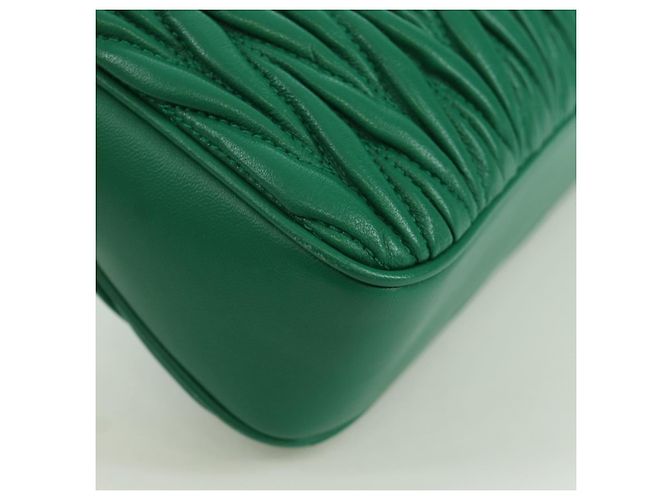 Borsa a Spalla Miu Miu Matelassé in Pelle 2 in 1 Verde Oro Auth 171450SAM D'oro - vista 16