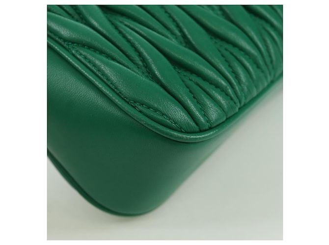 Borsa a Spalla Miu Miu Matelassé in Pelle 2 in 1 Verde Oro Auth 171450SAM D'oro - vista 18