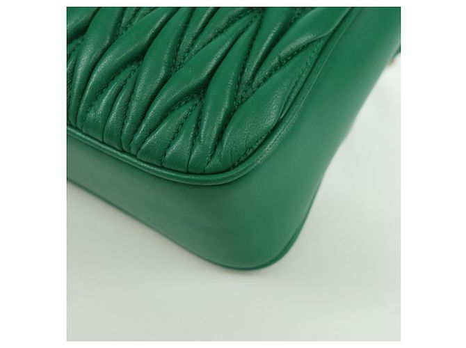 Borsa a Spalla Miu Miu Matelassé in Pelle 2 in 1 Verde Oro Auth 171450SAM D'oro - vista 19