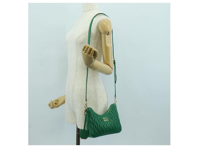 Borsa a Spalla Miu Miu Matelassé in Pelle 2 in 1 Verde Oro Auth 171450SAM D'oro - vista 26