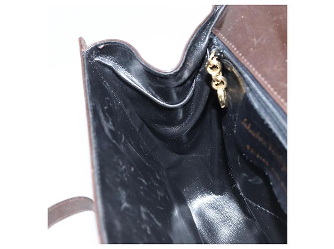 Salvatore Ferragamo Borsa a Spalla Gancini in Pelle Marrone Scuro Oro Auth LNZ544 D'oro - vista 21