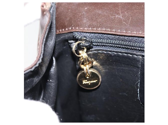 Salvatore Ferragamo Borsa a Spalla Gancini in Pelle Marrone Scuro Oro Auth LNZ544 D'oro - vista 22