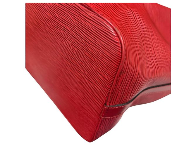 Noe Borsa a Spalla Petit Noé Epi Louis Vuitton Rosso - vista 10