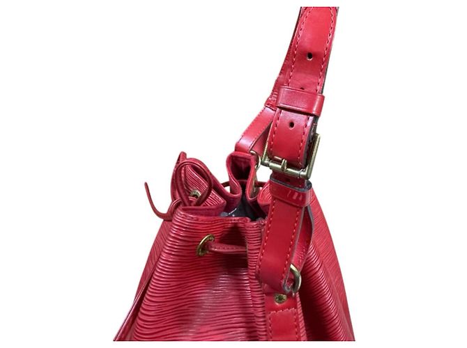 Noe Borsa a Spalla Petit Noé Epi Louis Vuitton Rosso - vista 12