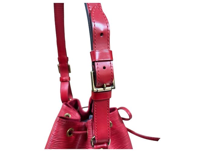 Noe Borsa a Spalla Petit Noé Epi Louis Vuitton Rosso - vista 13