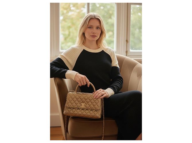 Chanel 19A Medium Coco Handle Borsa in Caviar Metallico Rame Senza Tempo Gold hardware - vista 3