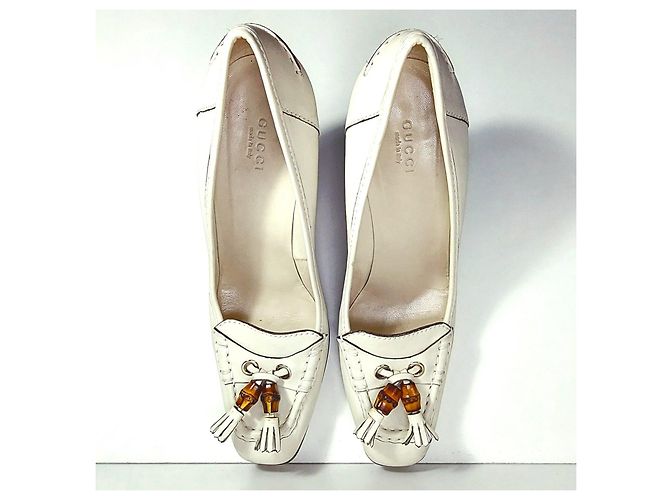 Scarpe con tacco Gucci in pelle bianca con dettaglio in bambù e nappine sulla punta - vista 2