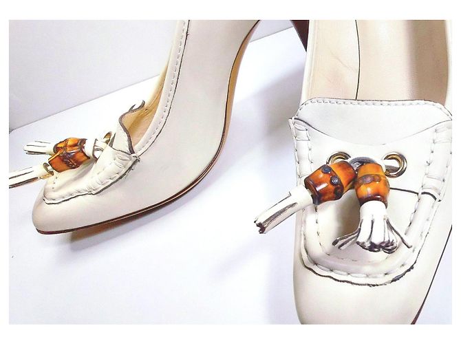 Scarpe con tacco Gucci in pelle bianca con dettaglio in bambù e nappine sulla punta - vista 5