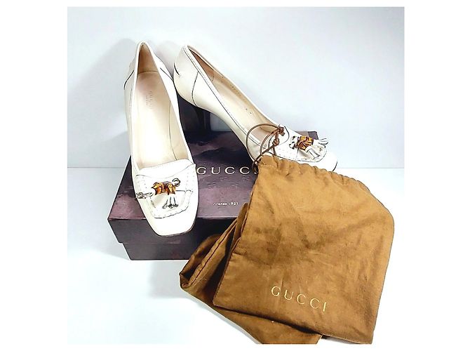 Scarpe con tacco Gucci in pelle bianca con dettaglio in bambù e nappine sulla punta - vista 6