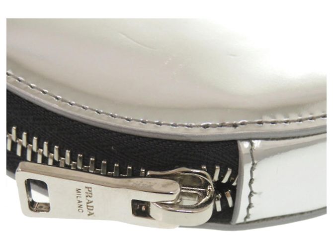 Borsa a tracolla con catena rotonda in spazzolato argento di Prada - vista 10
