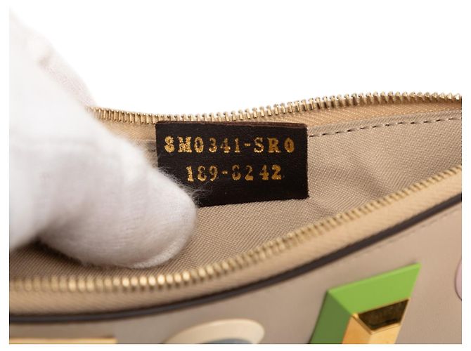 Clutch de cuero beige con tachuelas Fendi de muñeca delgada - vista 6