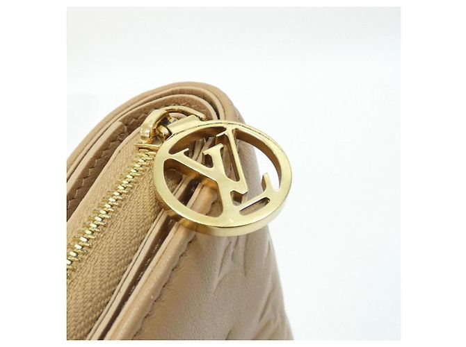 Cartera Lou Coussin Louis Vuitton Camello - vista 6