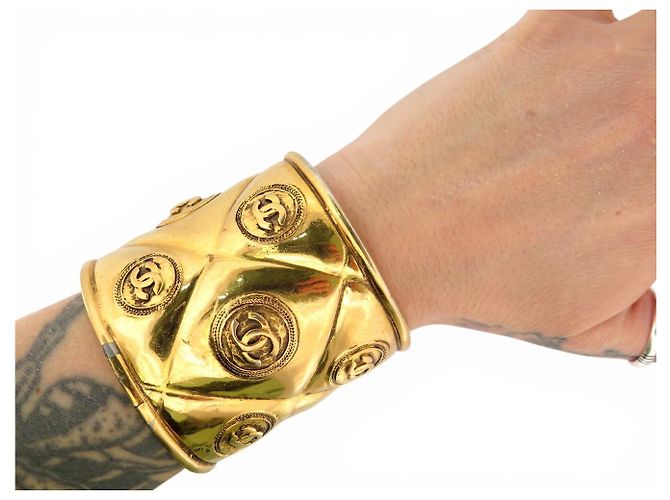 BRACCIALE VINTAGE CHANEL MANCHETTE APERTA QUILT LOGO CC 18 CM ORO D'oro - vista 10