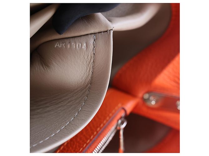 Borsa Louis Vuitton Capucines MM in pelle arancione - vista 8
