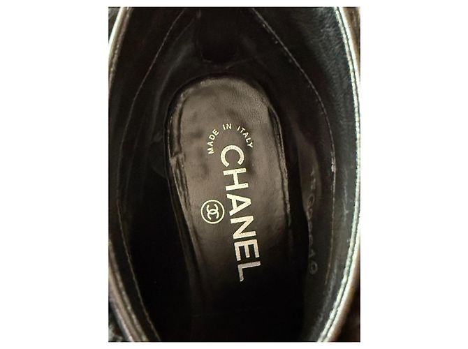 Botines Chanel de cuero negro con borde de piel - vista 3