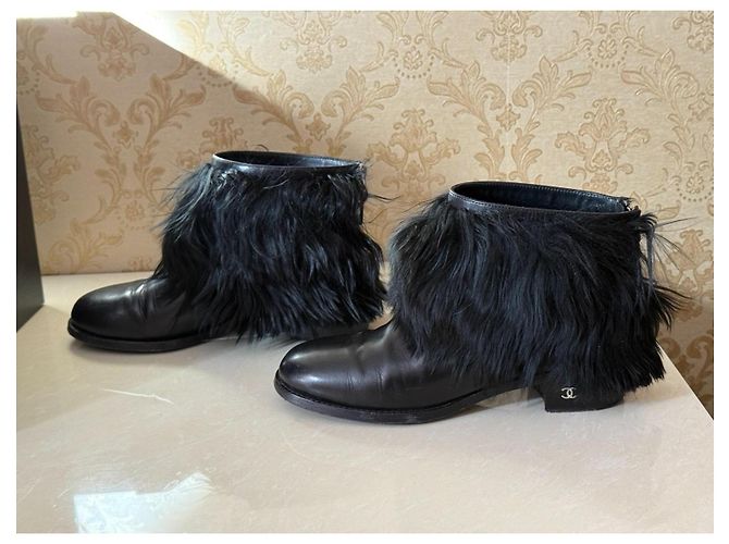 Botines Chanel de cuero negro con borde de piel - vista 4
