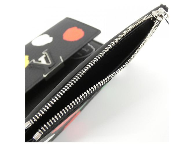 Billetera Compacta Capucines en Taurillon (LV x YK) de Louis Vuitton Negro - vista 5