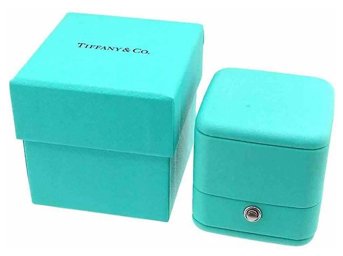 Tiffany & Co. Atlas Closed Narrow Ring with . Diamond in Yellow Gold () - view 7