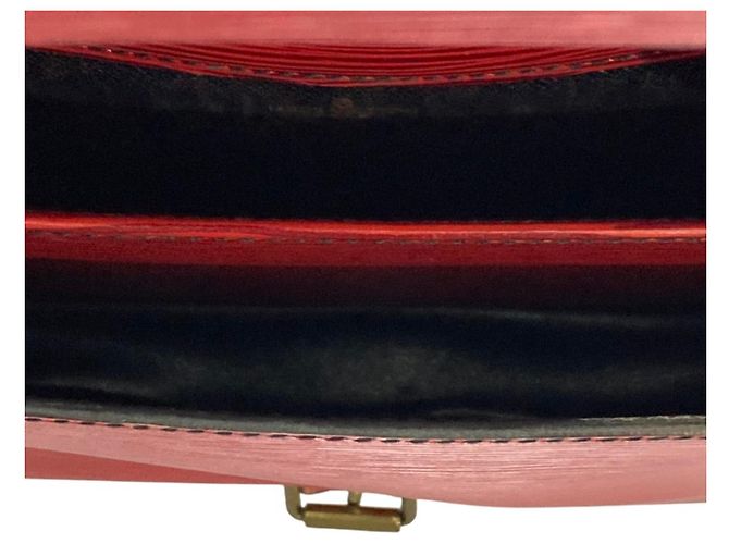 Borsa a Spalla Cartouchiere MM in Pelle Epi Louis Vuitton Rosso - vista 15