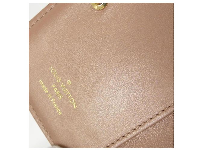 Cartera Lou Coussin Louis Vuitton Camello - vista 7
