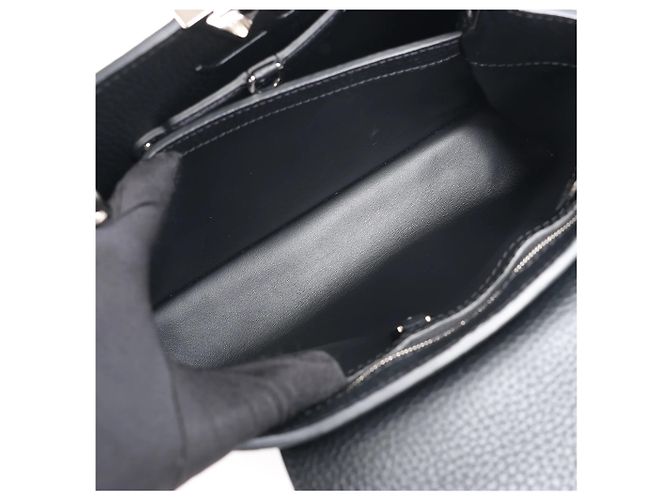 Borsa Louis Vuitton x Taurillon Capucines MM 2Way in nero M21663 - vista 11