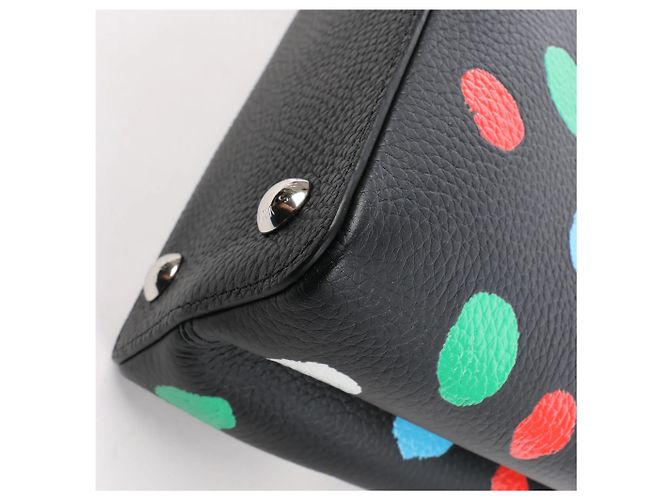 Borsa Louis Vuitton x Taurillon Capucines MM 2Way in nero M21663 - vista 15