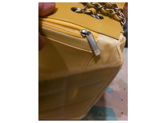 2.55 Borsa Chanel Travel Line con patta gialla in tessuto Giallo - vista 13