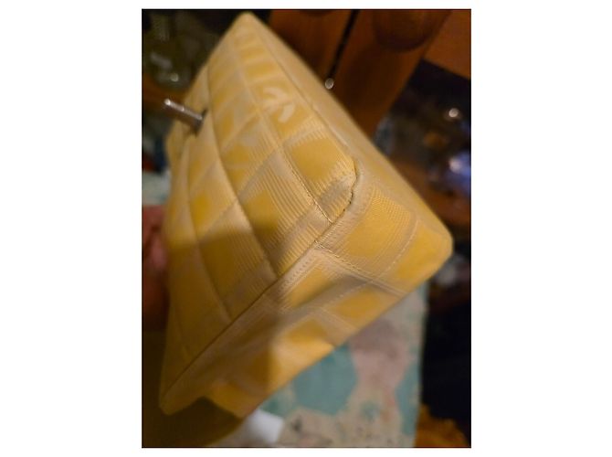 2.55 Borsa Chanel Travel Line con patta gialla in tessuto Giallo - vista 19