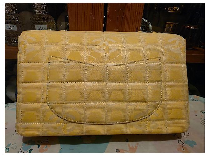 2.55 Borsa Chanel Travel Line con patta gialla in tessuto Giallo - vista 2