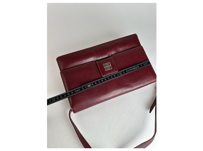Vintage Givenchy Schultertasche aus Leder in Burgunderrot Bordeaux - Ansicht 12