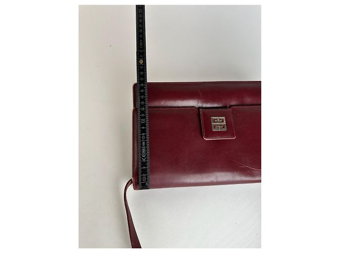 Vintage Givenchy Schultertasche aus Leder in Burgunderrot Bordeaux - Ansicht 13