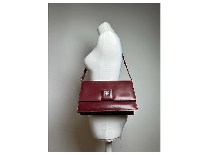 Vintage Givenchy Schultertasche aus Leder in Burgunderrot Bordeaux - Ansicht 4