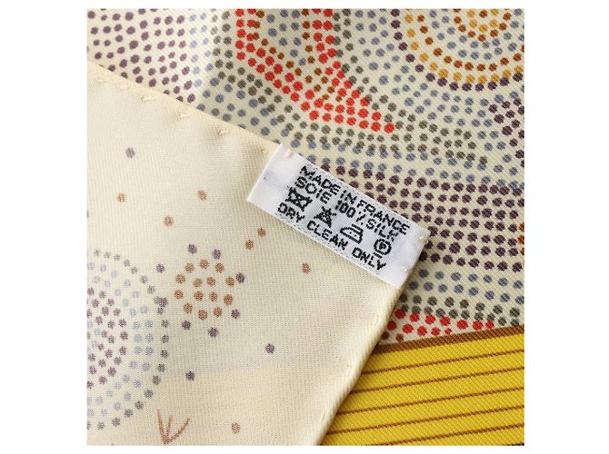 Foulard in seta Hermès Carré 90 "REVE D’AUSTRALIE" in Beige - vista 11