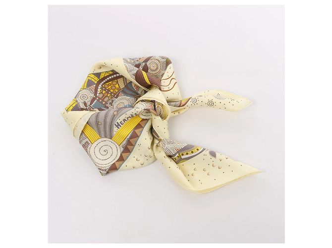 Foulard in seta Hermès Carré 90 "REVE D’AUSTRALIE" in Beige - vista 13