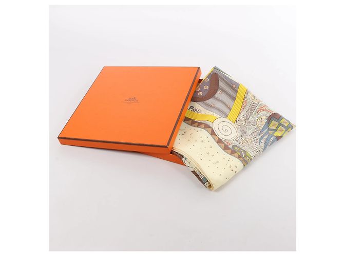 Foulard in seta Hermès Carré 90 "REVE D’AUSTRALIE" in Beige - vista 15