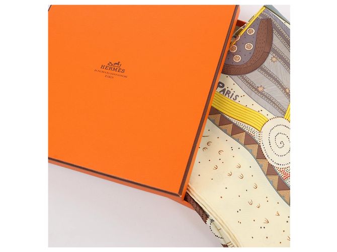 Foulard in seta Hermès Carré 90 "REVE D’AUSTRALIE" in Beige - vista 16