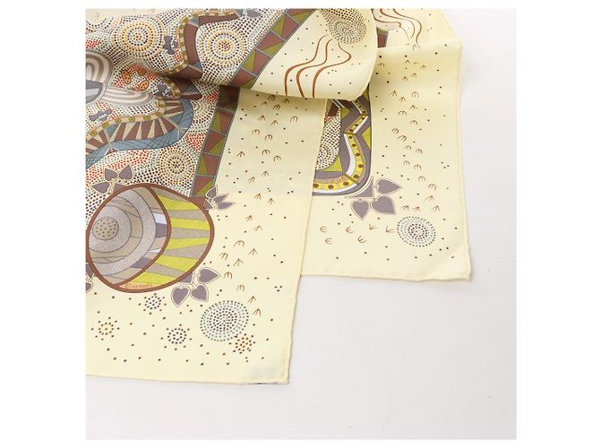 Foulard in seta Hermès Carré 90 "REVE D’AUSTRALIE" in Beige - vista 2