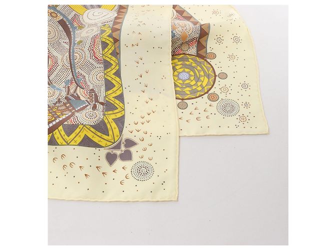 Foulard in seta Hermès Carré 90 "REVE D’AUSTRALIE" in Beige - vista 3