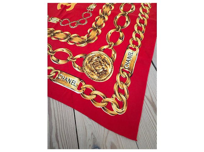 Foulard in seta Chanel Rosso con Stampa Catena e Monete D'oro - vista 4