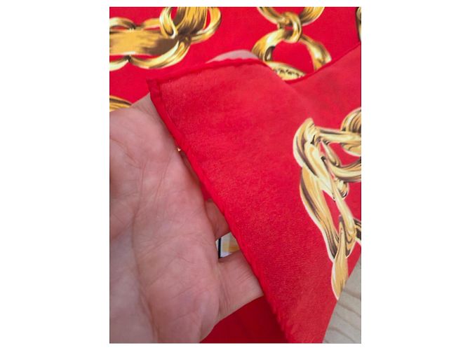 Foulard in seta Chanel Rosso con Stampa Catena e Monete D'oro - vista 5