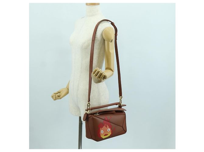 LOEWE - Puzzle Piccolo Calcifer in Pelle Ghibli Castello Errante 2way 167069SM Marrone D'oro - vista 26