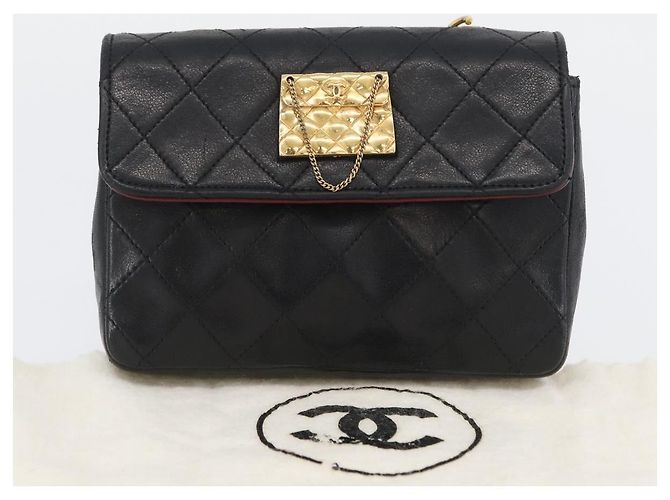 CHANEL Bolsa de Ombro Matelassé em Couro de Cordeiro Preto Ouro CC Auth 172545SAV Dourado - vista 12