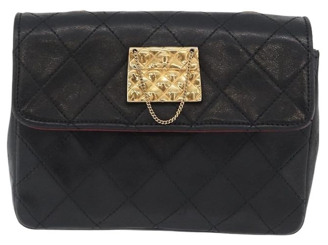 CHANEL Bolsa de Ombro Matelassé em Couro de Cordeiro Preto Ouro CC Auth 172545SAV Dourado - vista 13
